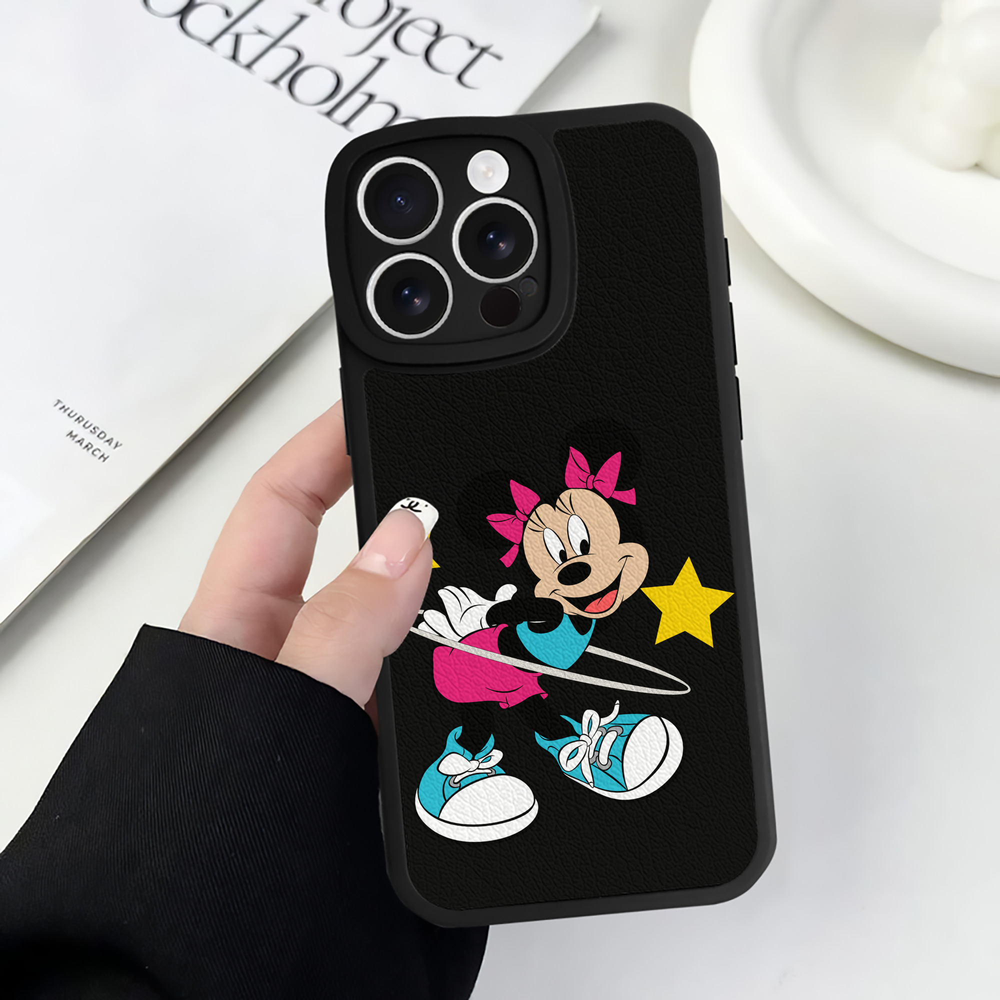 （画像用） ミッキーマウス Mickey Mouse 【iPhone 16シリーズ対応】シリコンスマホケース（レザー調） 材質：シリコン